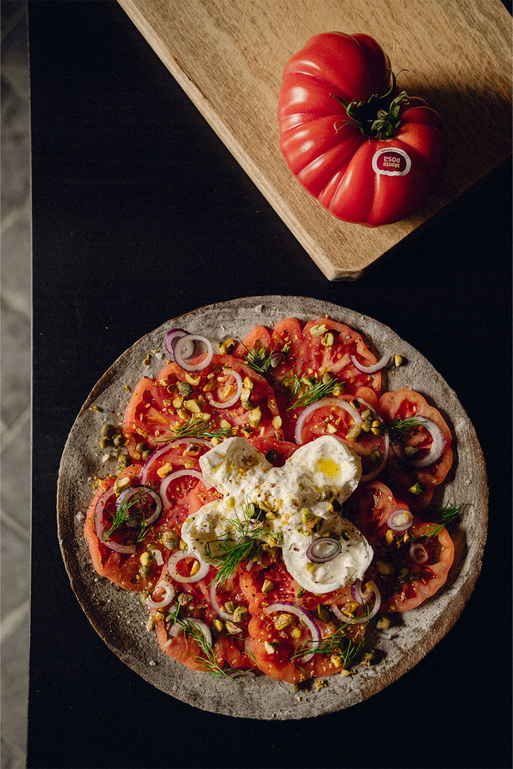 Carpaccio de tomate Monterosa con burrata pistachos y eneldo​