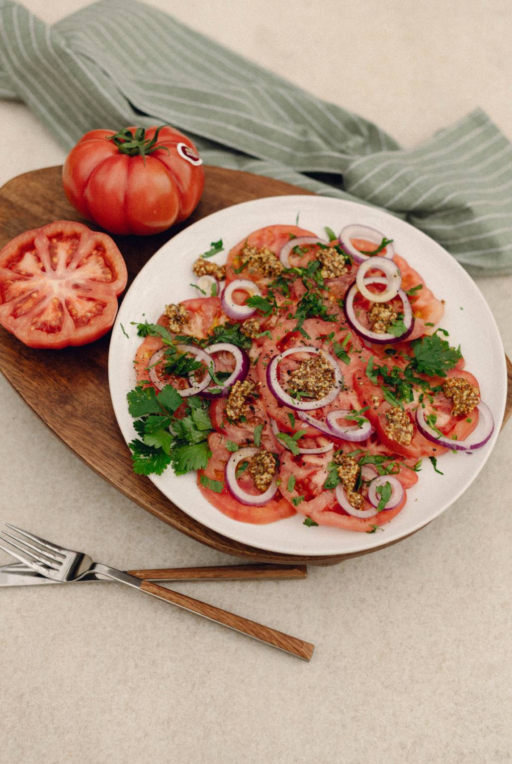 Recetas Monterosa 4 Carpaccio de tomate Monterosa con cebolla morada mostaza y perejil