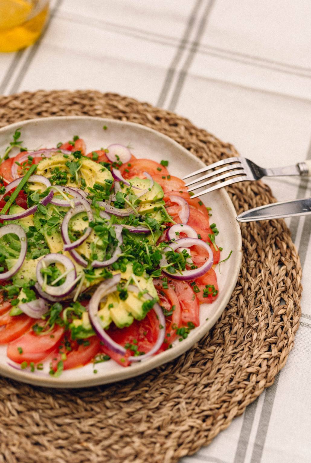 Recetas Monterosa 5 Ensalada de tomate Monterosa con aguacate cebolla morada y cebollino