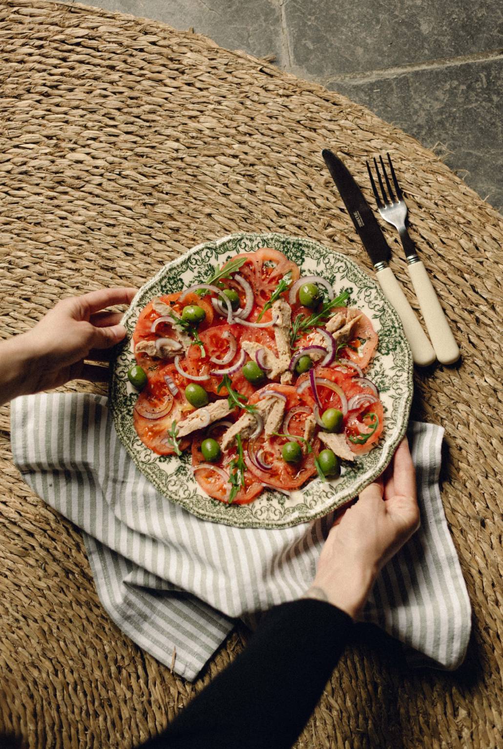 Ensalada de tomate Monterosa con ventresca y aceitunas