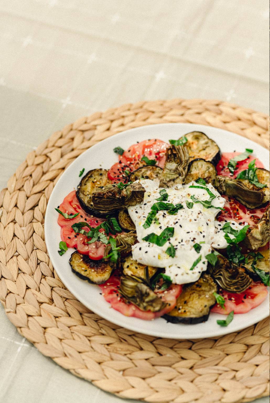 Ensalada templada de tomate Monterosa burrata y verduras asadas