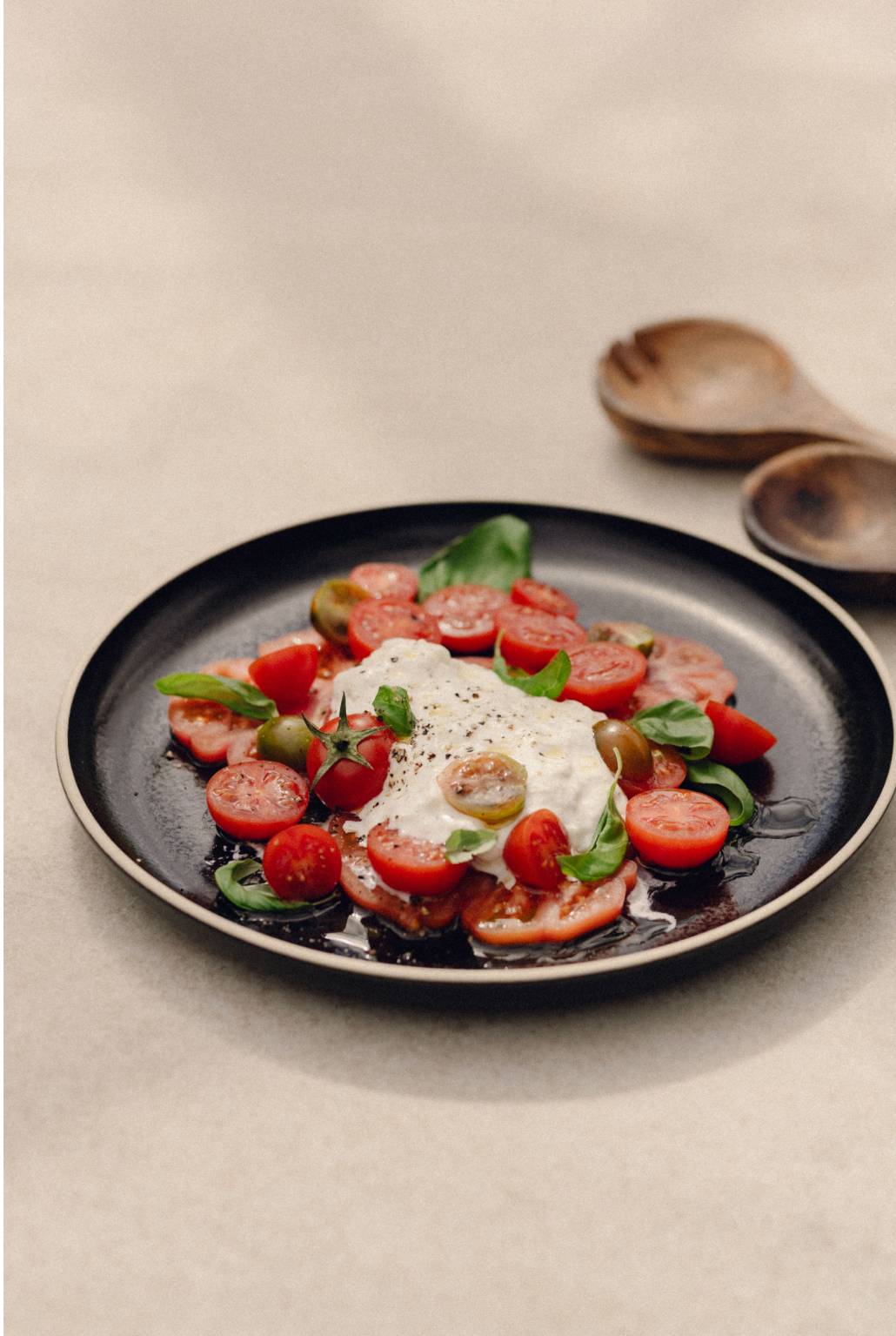Tomate Monterosa con burrata cherry y albahaca 1