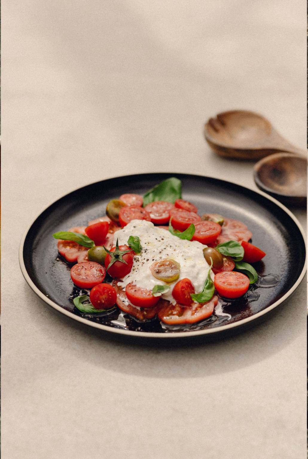 Tomate Monterosa con burrata cherry y albahaca