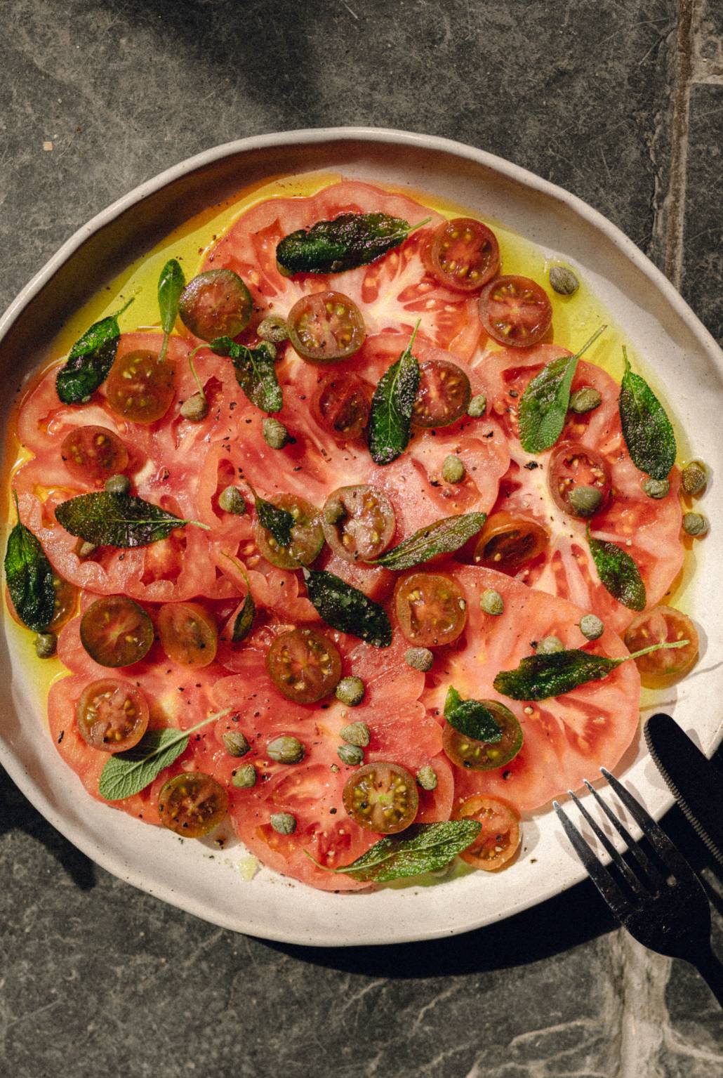 Tomate Monterosa con tomatitos alcaparras y salvia crujiente
