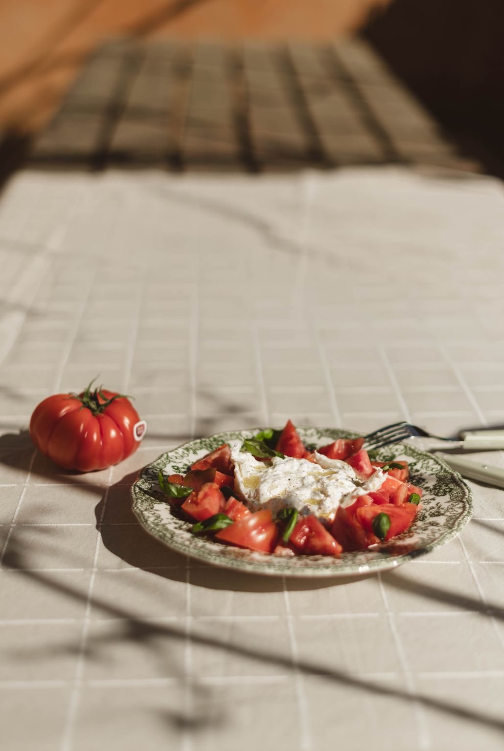 Ensalada Monterosa a cuadrados burrata y albahaca