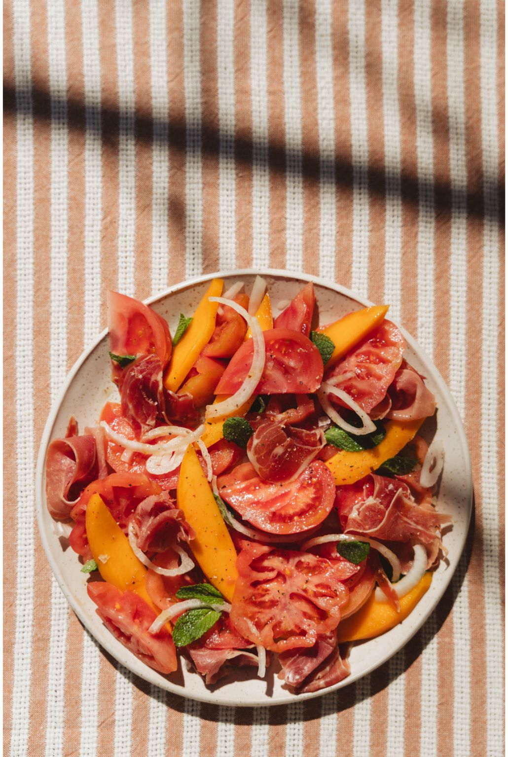 ensalada templada tomate mango y jamon